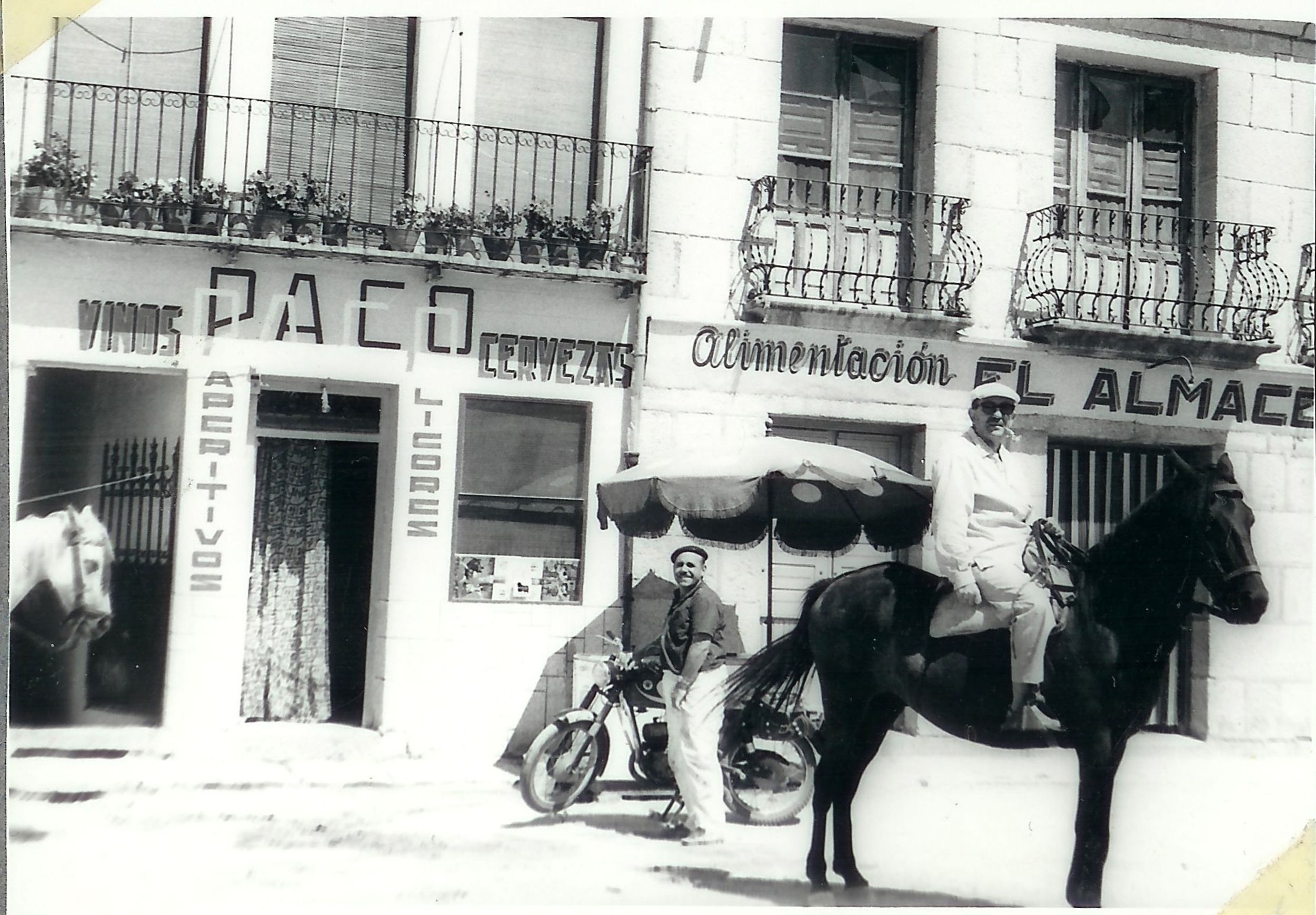 El Sr. Zárate, montando a caballo y Teodoro Bermejo, en la plaza